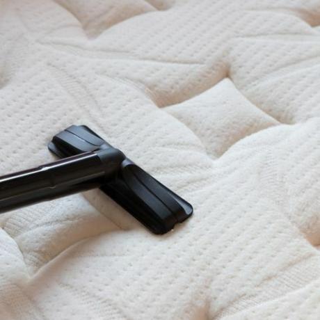 A matrac tisztítása porszívóval