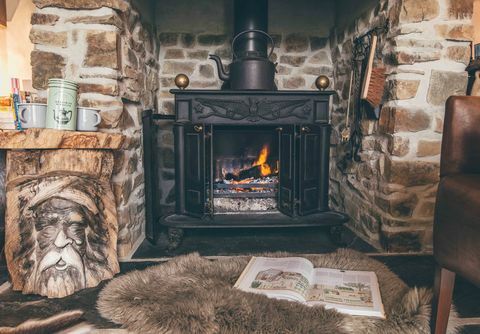 コーンウォールの遊牧民のワゴンと避難小屋-ユニークなホームステイ-暖炉