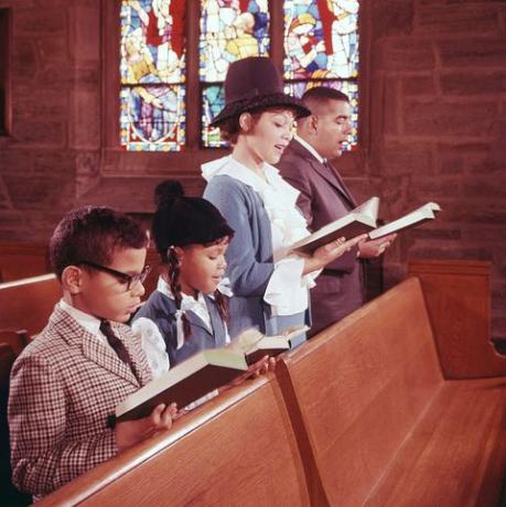 keluarga membaca alkitab di gereja