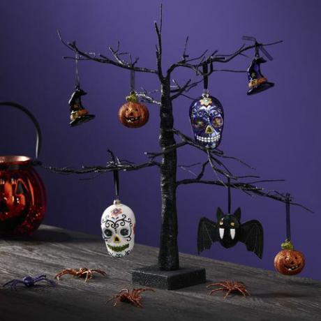 Halloween -tre med dekorasjoner