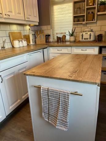 Пеленальный столик за 20 фунтов стерлингов в кухонный остров Изображение готового белого острова на кухне