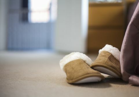 זוג נעלי בית על רצפת שטיחים