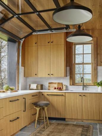 cozinha de madeira, armários de madeira, bancada branca