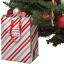 Automatický zavlažovací systém vianočného stromčeka zamaskovaný ako darčeková taška