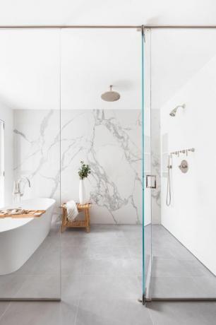 badeværelse, marmorvæg, hvidt badekar