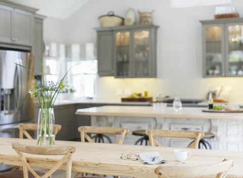 Дрвени трпезаријски сто у луксузној кухињи