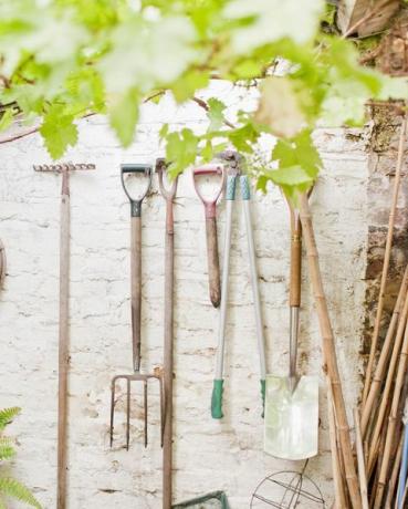 ferramentas de jardim no galpão