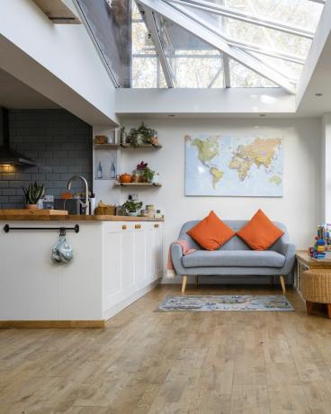 Eine weite Ansicht eines modernen, offenen Wohn- und Küchenhauses mit Holzboden im Nordosten Englands