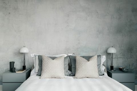 Schlafzimmer, weiße Bettwäsche, Steinmauer