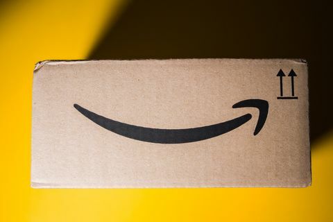 paris, francija 28. september 2018 neposredno nad pogledom na novo kartonsko škatlo Amazon na rumenem ozadju amazon prime je spletna plačljiva naročnina, ki jo ponuja spletno mesto amazoncom