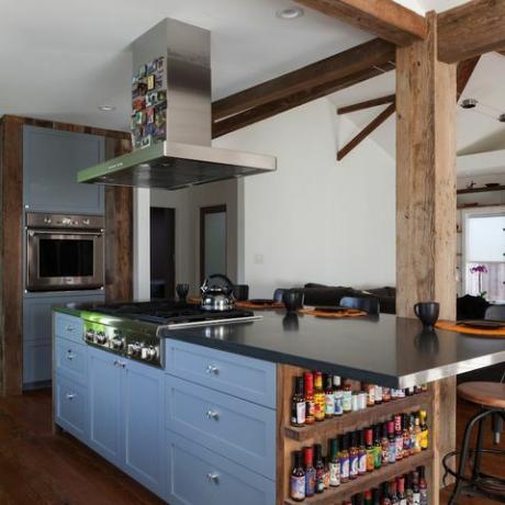 Een upcycled keuken ontworpen rond een plank voor hete saus, door Dirty Girl Construction