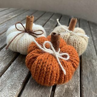 Ornamente mini tricotate manual de dovleac
