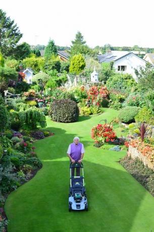 Stuart Grindle og hans Doncaster -græsplæne er blevet kronet som vinderne af Storbritanniens bedste græsplæne 2017.
