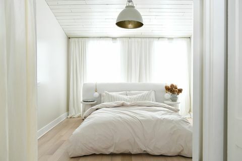 ห้องนอนที่ออกแบบโดยการตกแต่งภายในของลีนน์ ฟอร์ด