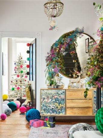 tendenze natalizie, decorazioni natalizie in corridoio e soggiorno