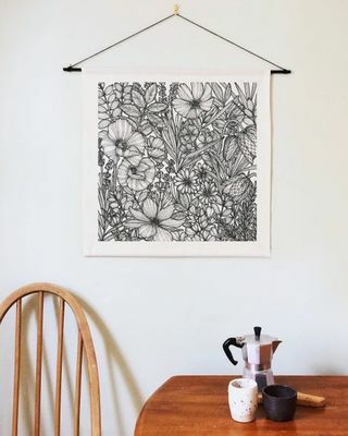 Botanička tapiserija koja visi na zidu