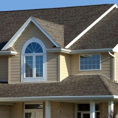 Нов екстериор на дома; Къща с архитектурен асфалтов покрив, винилов сайдинг