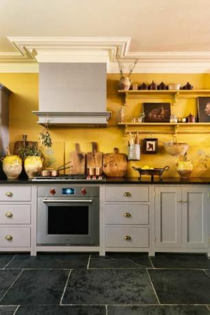 gele en grijze keuken