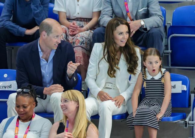 Birmingham, Anglia augusztus 2. Vilmos herceg, Cambridge hercege, Charlotte cambridge-i hercegnő és Katalin, cambridge-i hercegnő részt vesz a Sandwell vízi központ a 2022-es nemzetközösségi játékok alatt 2022. augusztus 2-án Birminghamben, Angliában. Fotó: chris jacksongetty images