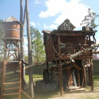 Turnul de joacă la cabină de țară