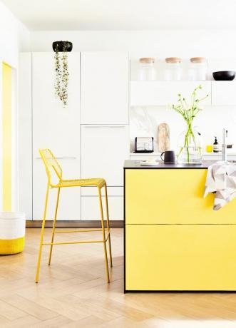 cucina bianca e gialla