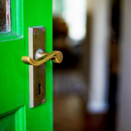 Πράσινη πόρτα ανοιχτή μισάνοιχτη στην είσοδο