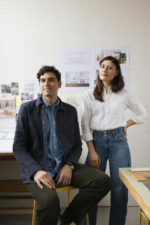 Kitsma studijos dizainerių, Aleksandrijos Donati ir Jonathano chesley portretas, skirtas 2023 m. pavasario namams, nufotografuotas jų studijoje Brukline, Niujorke.