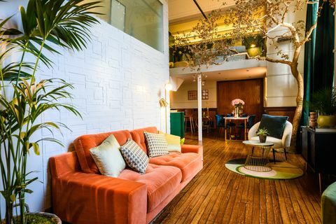 luksusrommet på mood hotel, et samarbeid mellom argos og pinterest i bethnal green, london verdens første hotell Konseptet er kuratert ved hjelp av varer fra den ikoniske high street-forhandleren, basert på interiørtrendene som kommer fra den sosiale plattformen, pinterest