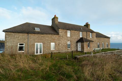 현재 스코틀랜드에서 판매 중인 폭포가 있는 해안 주택
