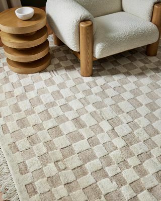 Nepravidelný šachovnicový koberec