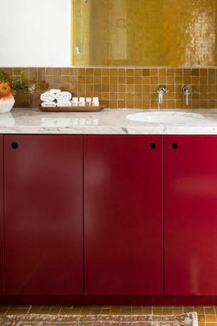 salle de bain avec armoires rouges