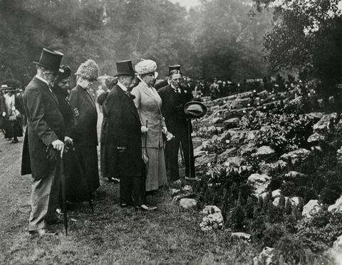 Kraljica Marija sa grupom na izložbi cvijeća u Chelseaju. Datum 1913.