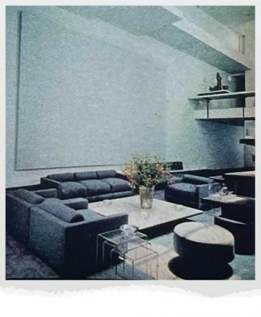 फैशन डिजाइनर हाल्स्टन्स मैनहट्टन टाउनहाउस आर्किटेक्ट पॉल रूडोल्फ द्वारा डिजाइन किया गया जैसा कि हाउस ब्यूटीफुल अक्टूबर 1977 के अंक में देखा गया है