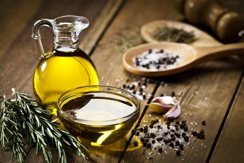 оливковое масло и зелень
