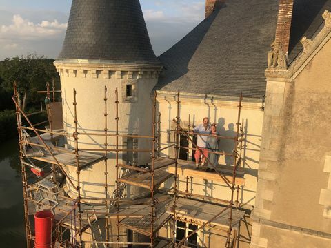 pikk og engel strawbridge på deres 45 roms slott i Frankrike