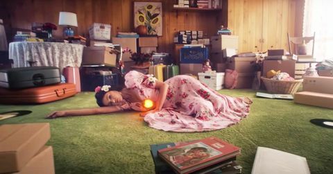 sekalainen huone Selena Gomezin " de una vez" -musiikkivideosta