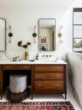 badrum med marmor och guld armaturer