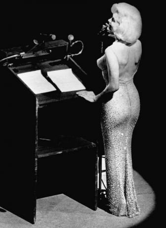 Marilyn Monroe cântând „La mulți ani” lui Jfk