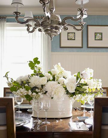 fehér virágkötészet az étkezőasztalon