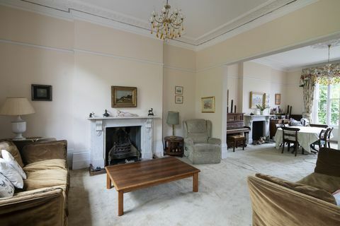 tradicionāla dzīvojamā istaba ar antīkām mēbelēm