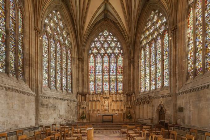 tillägnad aposteln St Andrew, Wells Cathedral är uppsättningen av biskopen av bad och brunnar som den byggdes mellan 1175 och 1490 är arkitekturen helt i den tidiga engelska gotiska stilen från slutet av 12:e och 13:e århundraden