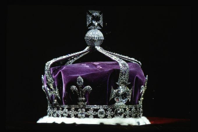 london, Storbritannien 19 april kronan av drottning elizabeth drottningmodern 1937 gjord av platina och som innehåller den berömda koh i noor-diamanten tillsammans med andra ädelstenar foto av tim graham fotobibliotek via getty bilder