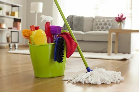 Plastspand med rengøringsartikler i hjemmet