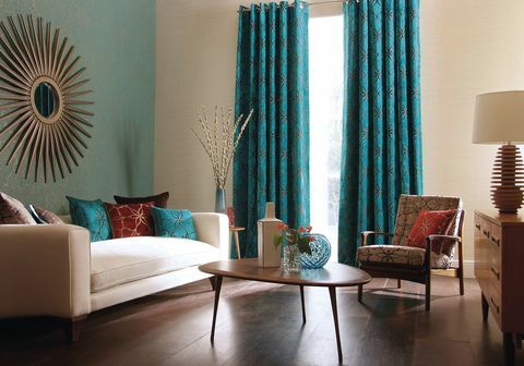 Stue med blå gardiner
