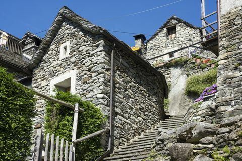 スイス、ティチーノ、コリッポ、典型的な天然石造りの家