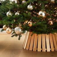 10 labākie Ziemassvētku egļu statīvi 2023. gadā visiem koku veidiem