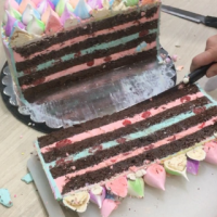 Wie man einen Kuchen für eine Party schneidet