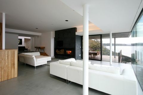 Elegant stue i åben planløsning med brændeovn