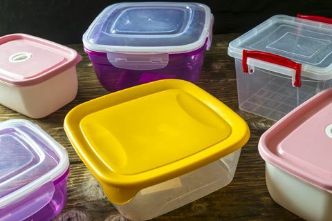 Lege plastic containers voor voedsel.