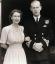 Königin Elizabeth verwendet den Gehstock von Prinz Philip, um ihrem verstorbenen Ehemann zu gedenken. Siehe Fotos hier